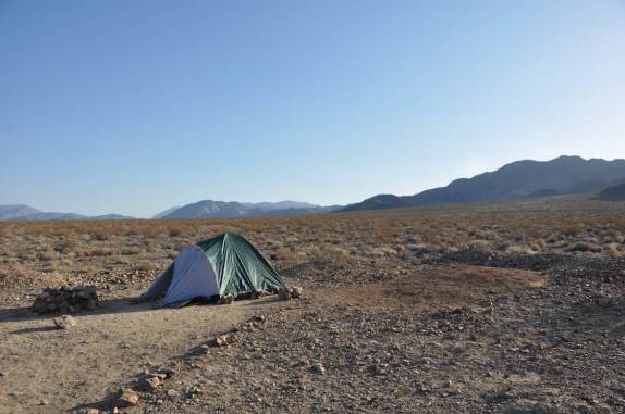 Nosso acampamento em meio a bela paisagem perto da Race Track, no Death Valley National Park, na Califórnia - EUA